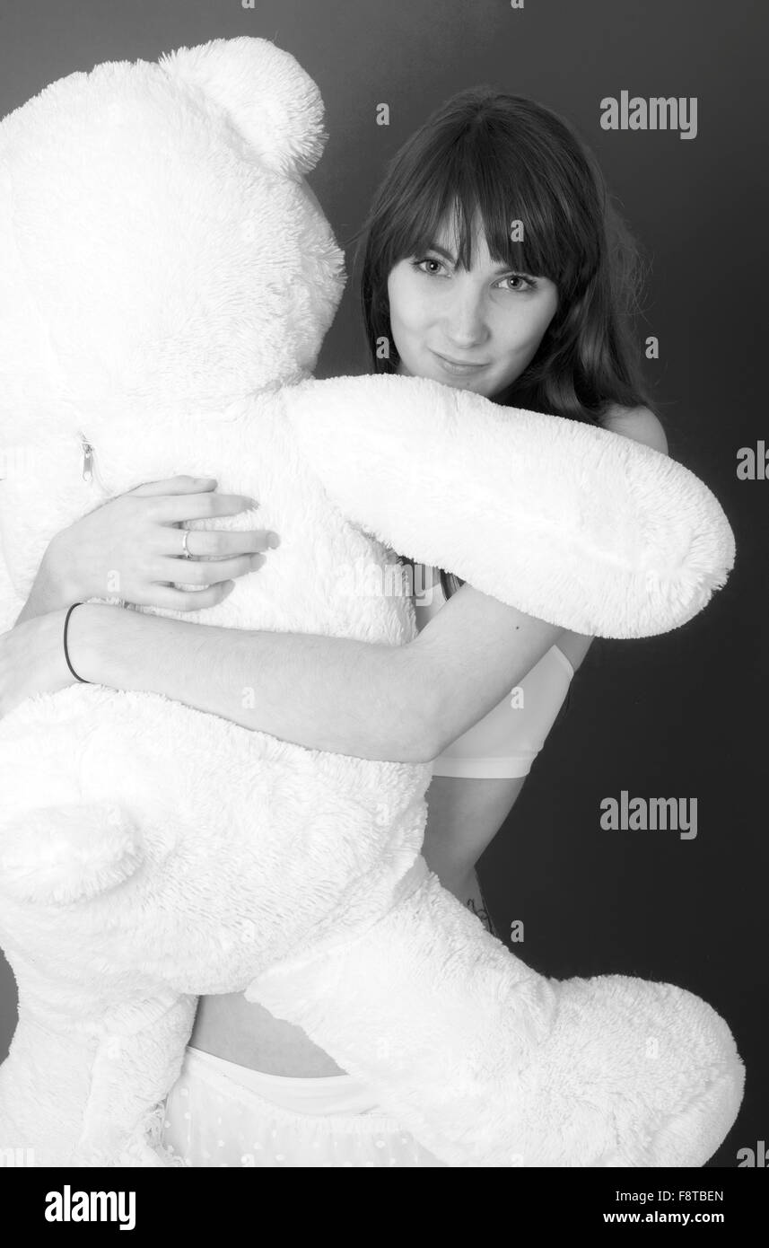 Junge Frau mit einem riesigen Teddy-Bären Stockfoto