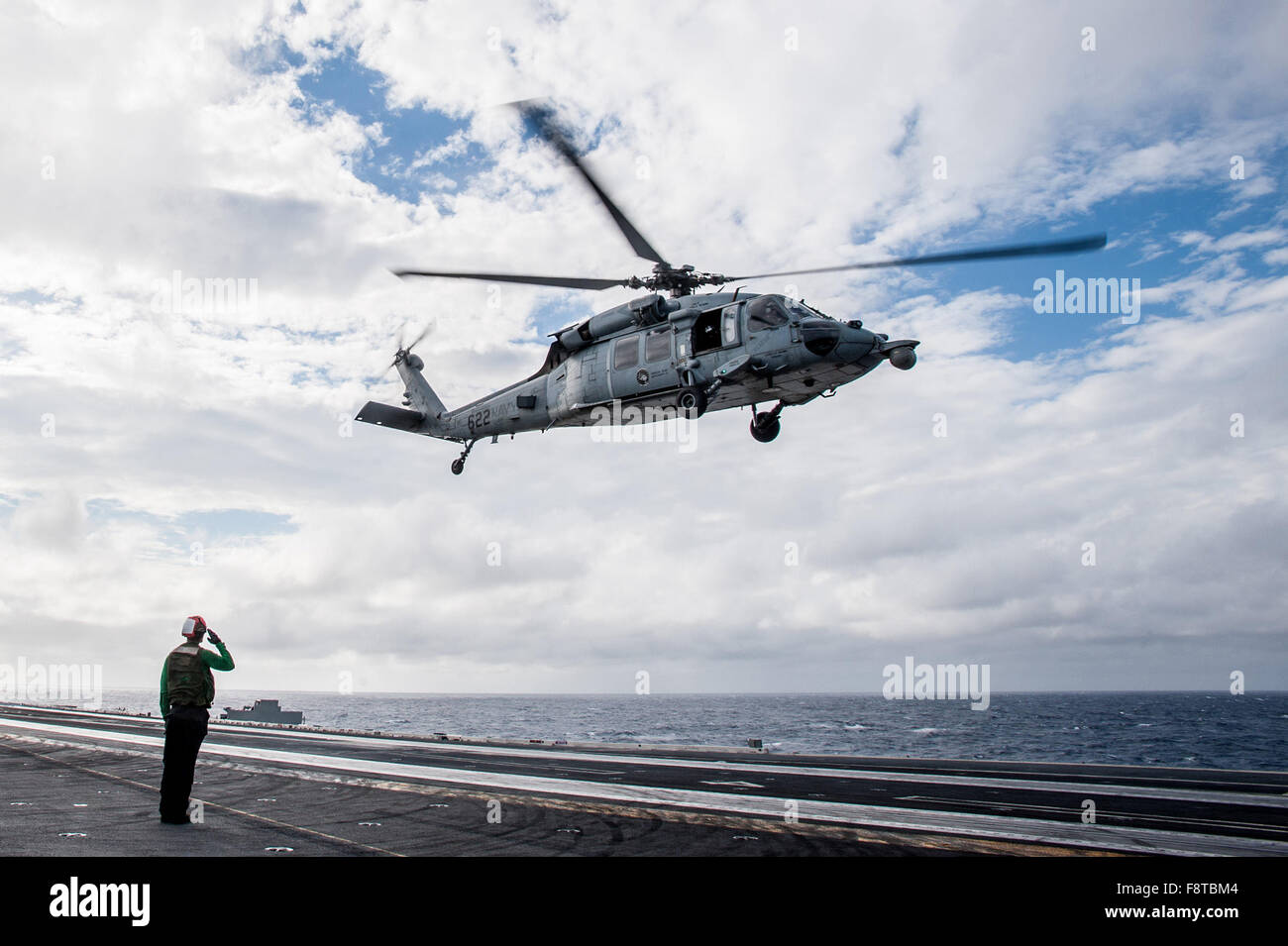 MH-60 s Sea Hawk Hubschrauber, der "goldenen Falken" der Hubschrauber Meer bekämpfen Squadron (HSC) 12 zugewiesen zieht aus dem Flugdeck der US Navy nur vorwärts bereitgestellt Flugzeugträger USS Ronald Reagan Stockfoto