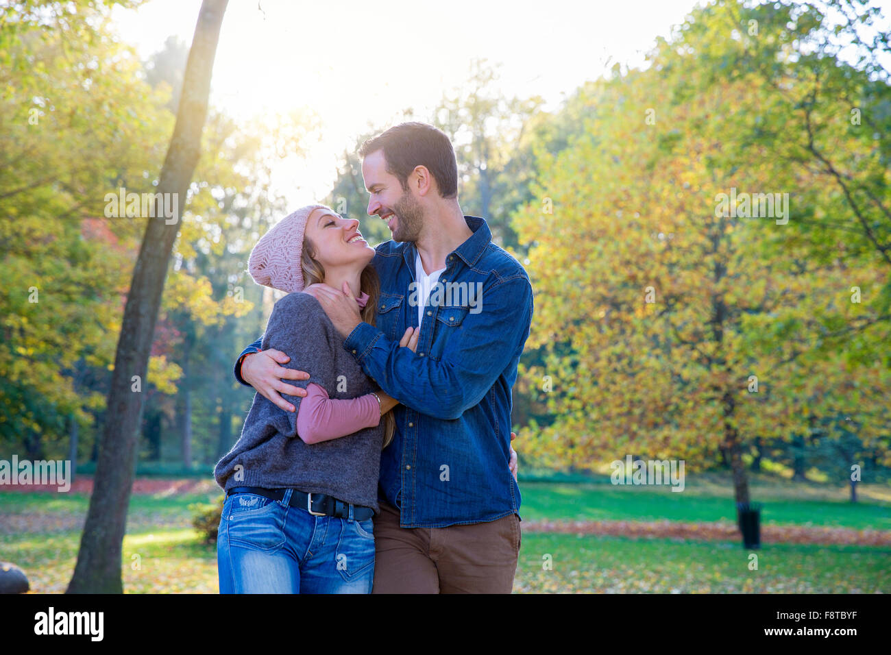 Junges Paar im Park Stockfoto