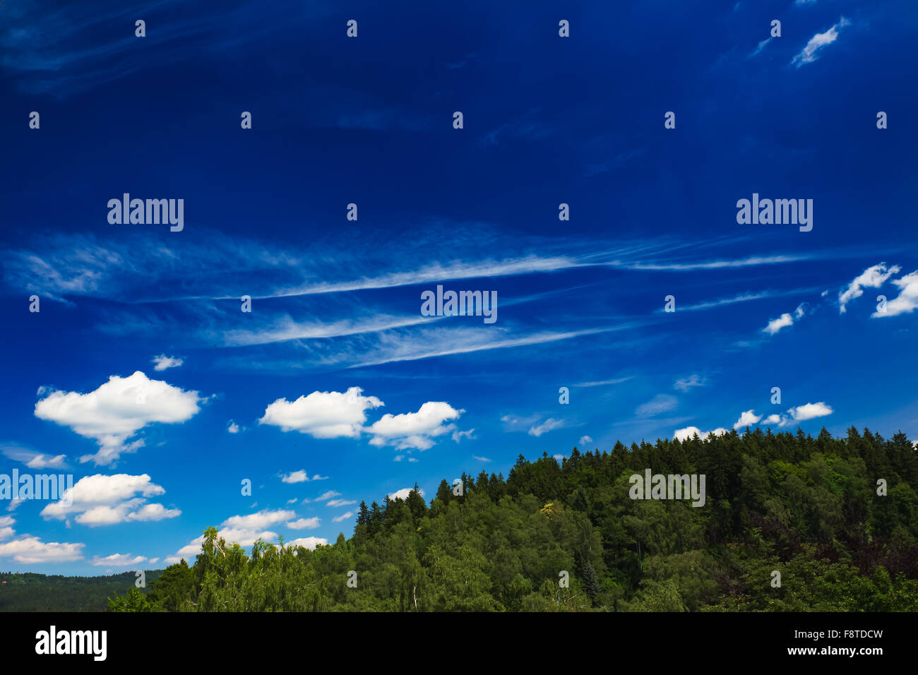 Fotografierten 22. Juli 2015 Jablonec nad Nisou, Tschechien Vordergrund Wald und Hügeln im Hintergrund Himmel mit Wolken Stockfoto