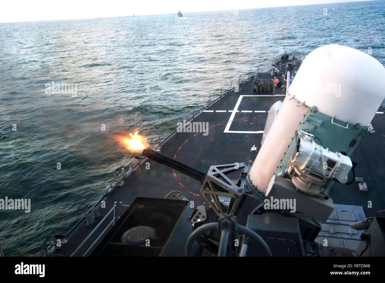 Geführte Flugkörper Zerstörer USS Porter (DDG-78) feuert seine Nähe in Waffensystem während einer live-Feuer-Übung Stockfoto