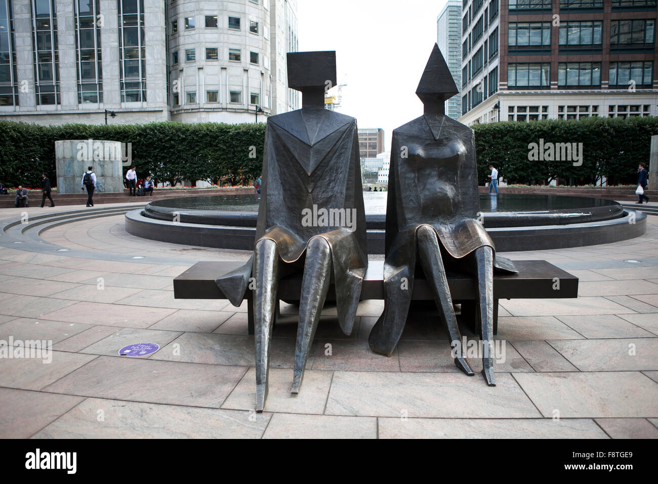 LONDON, UK - 12. August 2015 Bronzeskulptur befindet sich im Cabot Square neben West India Docks in Canary Wharf. Es war scul Stockfoto