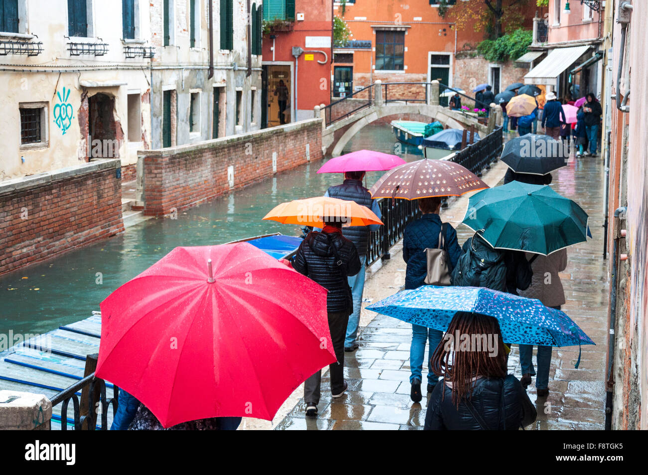 Sonnenschirme im Regen, Venedig, Italien Stockfoto