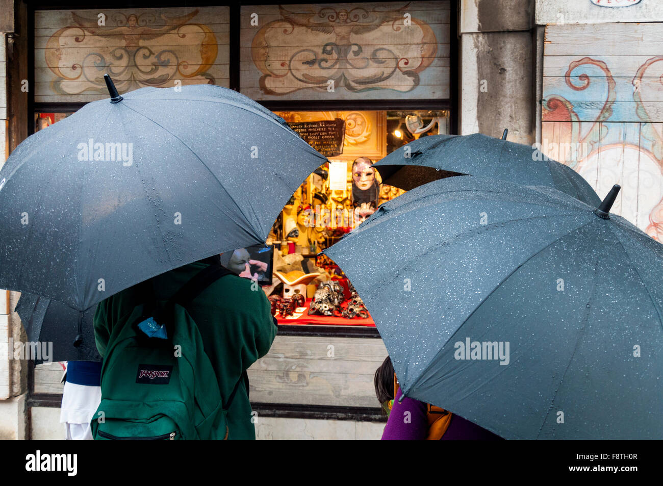 Schaufensterbummel in den Regen, Venedig, Italien Stockfoto