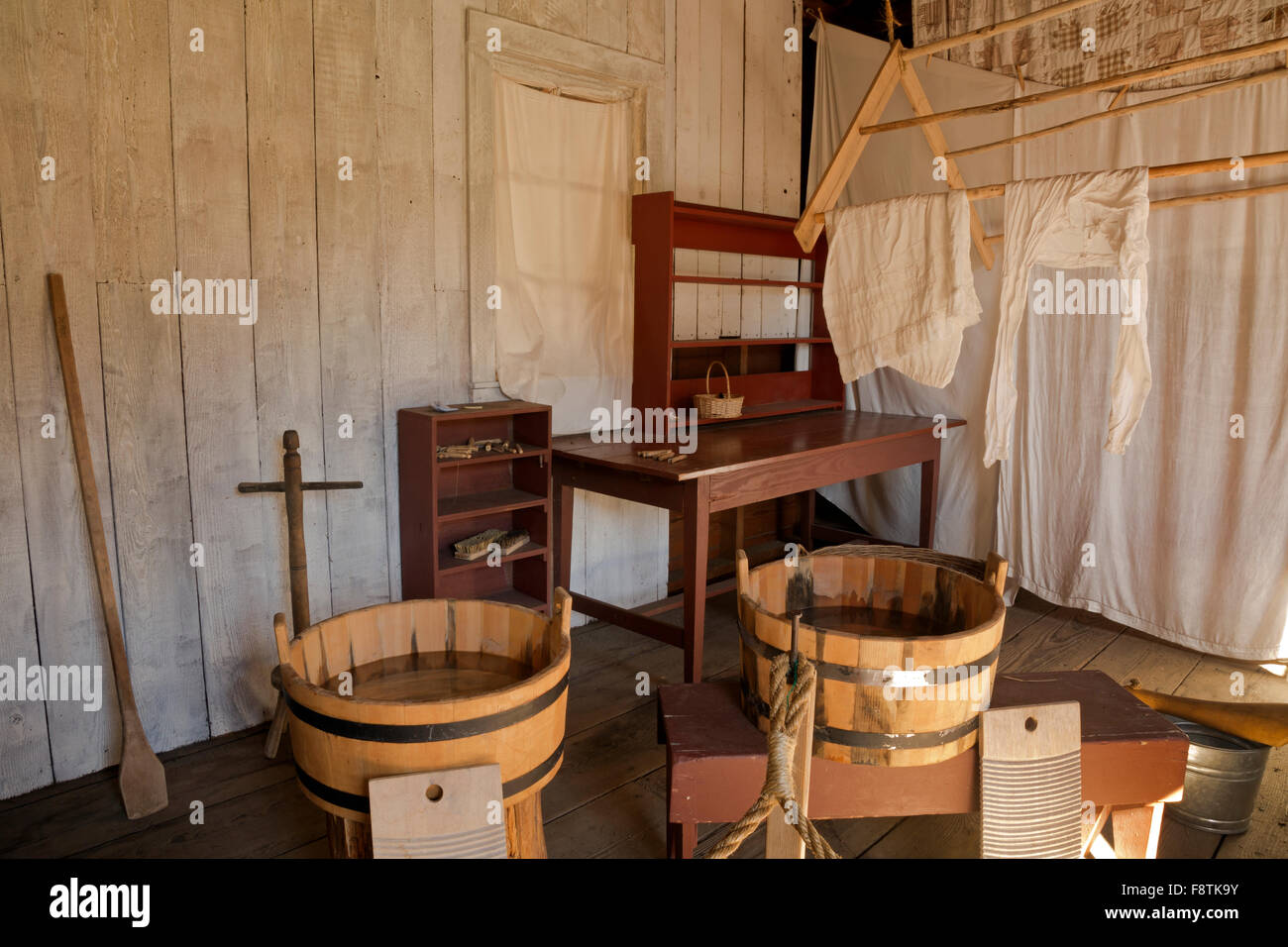 WASHINGTON - Waschraum mit Wannen, Waschbretter, Paddel, Bürsten, Wäscheklammern und Wäscheständer im Fort Nisqually Historic Park. Stockfoto