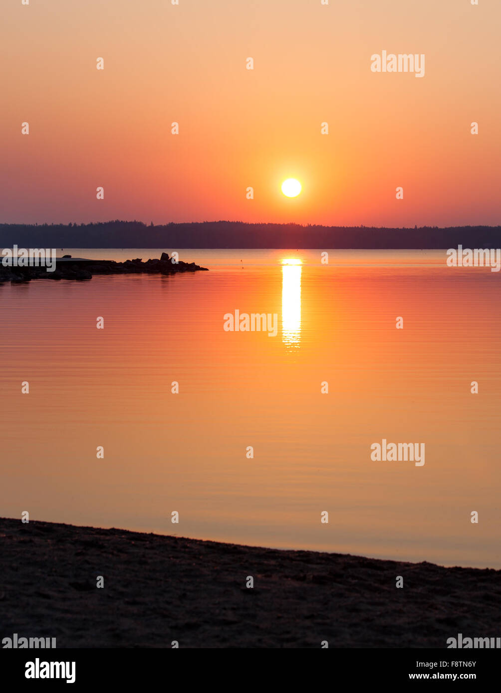Lebendige Sonnenuntergang spät Abend und Silhouette Strand Stockfoto
