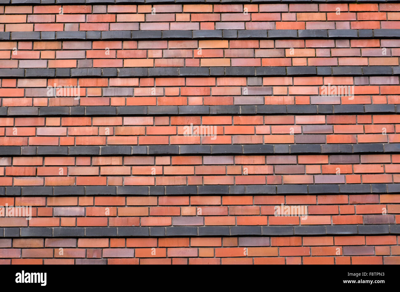 Roten Brickwall mit schwarzen Streifen Stockfoto