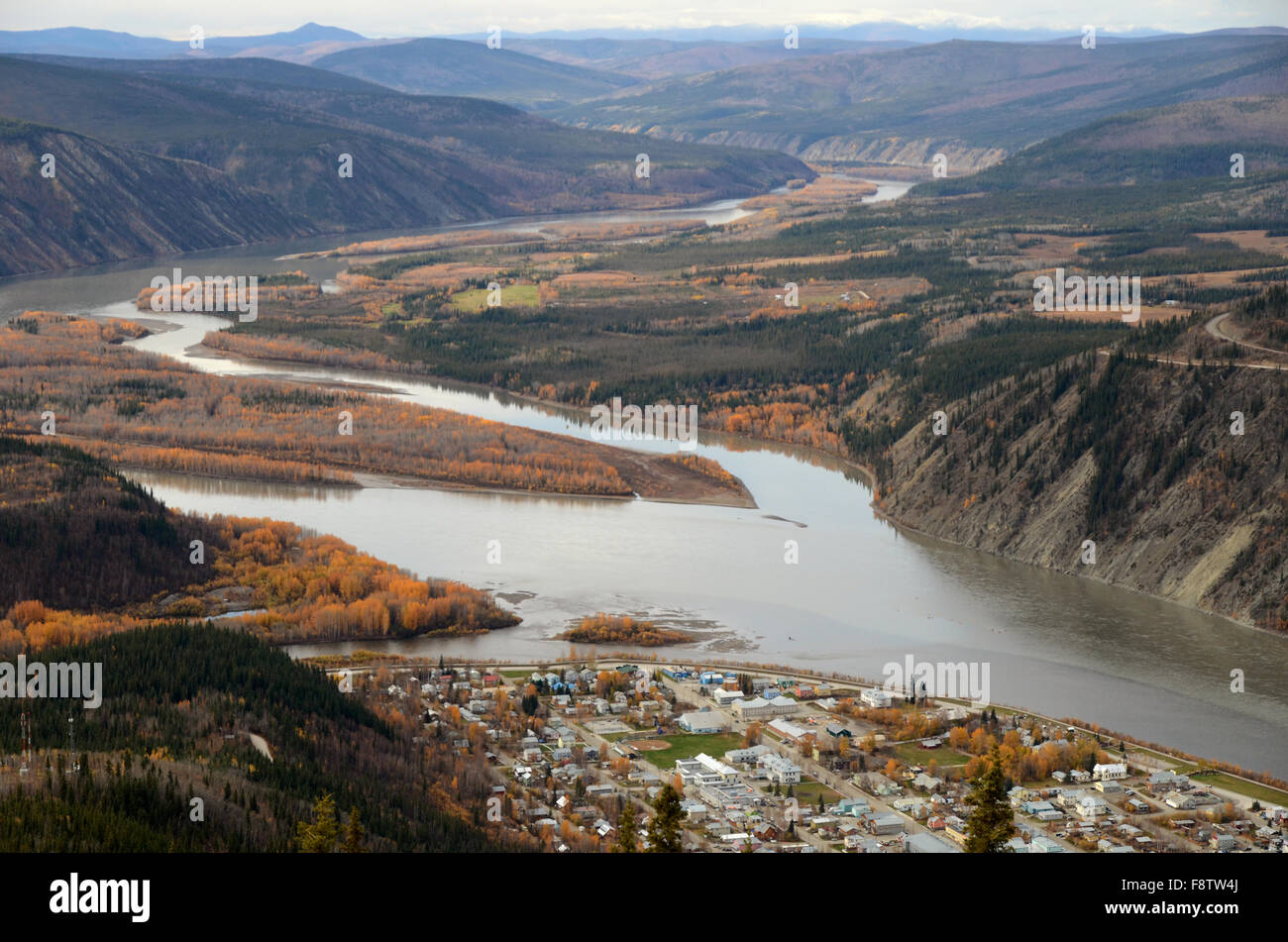 Ansicht von Dawson City und dem Yukon River von Midnight Dome Stockfoto