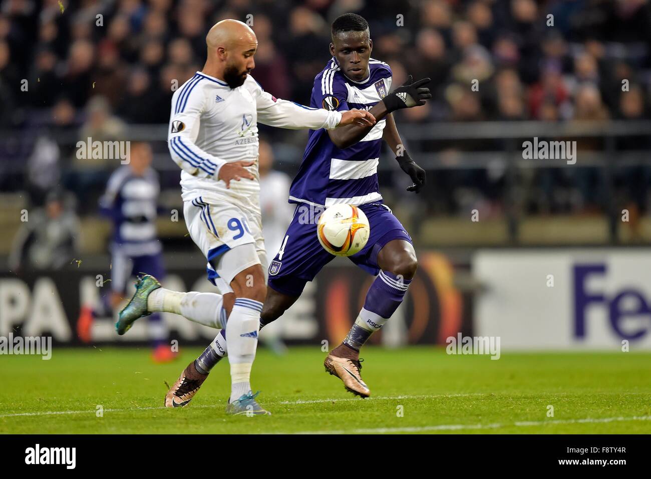 Brüssel, Belgien. 10. Dezember 2015. UEFA Europa League-Gruppenphase. RSC Anderlecht gegen Qarabag. Kara Mbodji Serigne Modou Verteidiger des RSc Anderlecht Kämpfe um den Ball mit Samuel Armenteros Weiterleiten von Qarabag © Action Plus Sport/Alamy Live News Stockfoto