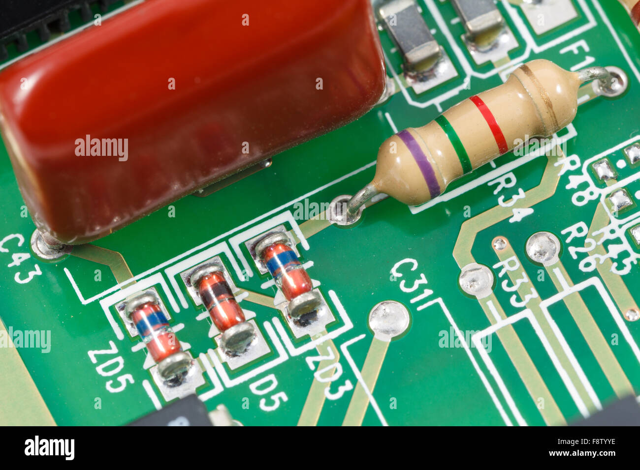 Makroaufnahme der Leiterplatte (PCB) mit Widerständen, Dioden und Kondensatoren. Stockfoto