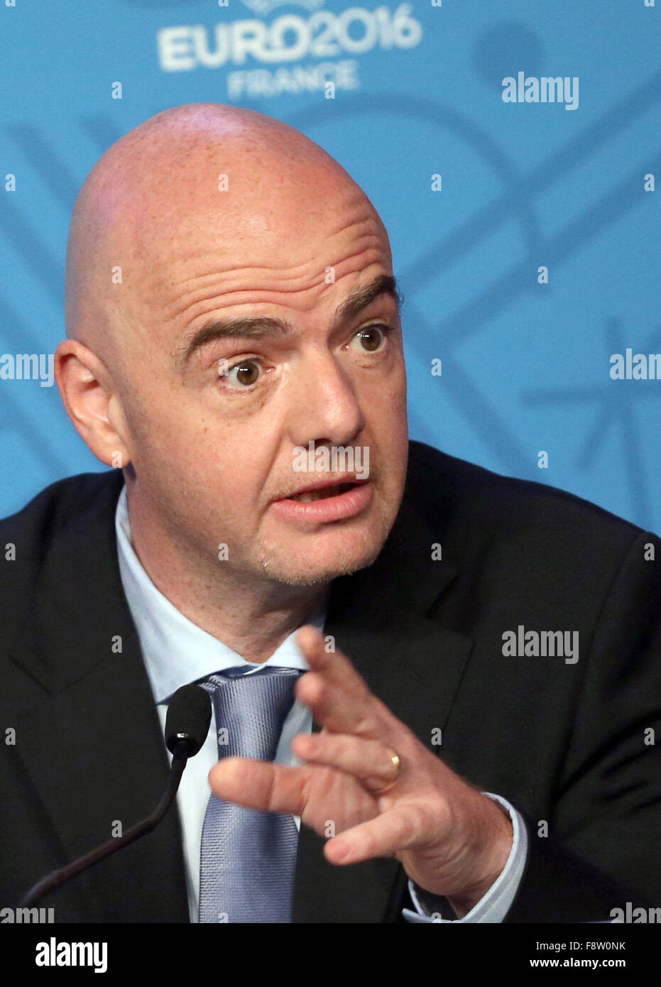 Paris, Frankreich. 11. Dezember 2015. UEFA-Generalsekretär Gianni Infantino hält eine Pressekonferenz in Paris, Frankreich, 11. Dezember 2015. Paris wird am 12. Dezember Gastgeber der EURO 2016 Finale Auslosung, um Gruppen für das Turnier zu etablieren. Foto: Christian Charisius/Dpa/Alamy Live News Stockfoto