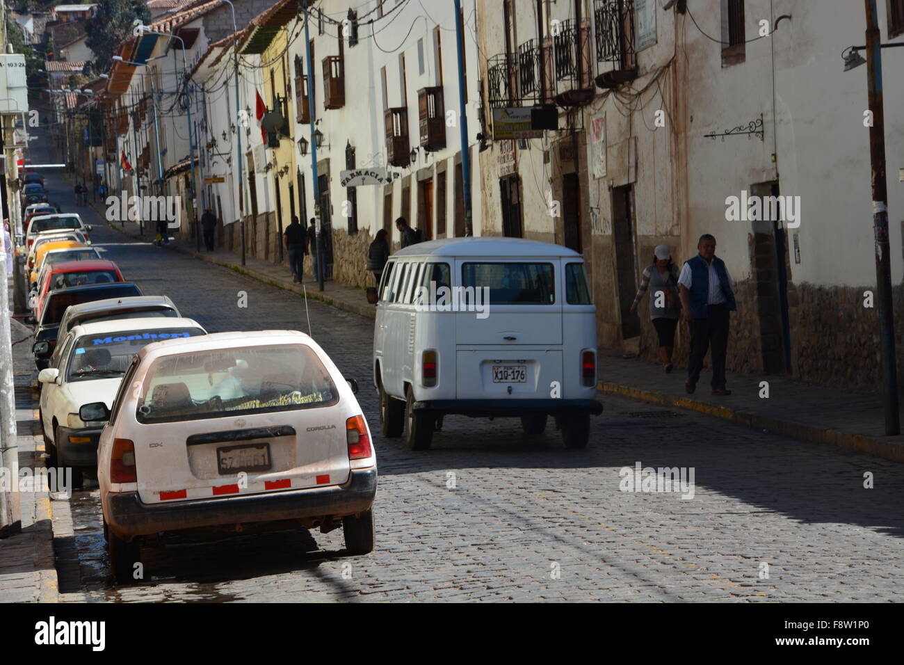 Ein weißes brasilianischen 14 Fenster VW-Bus / Kombi auf den Straßen von Cusco Peru. Stockfoto