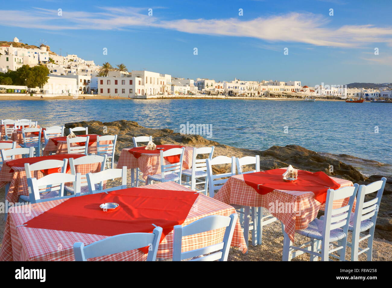 Outdoor-Restaurant auf der Insel Mykonos, Kykladen, Griechenland Stockfoto