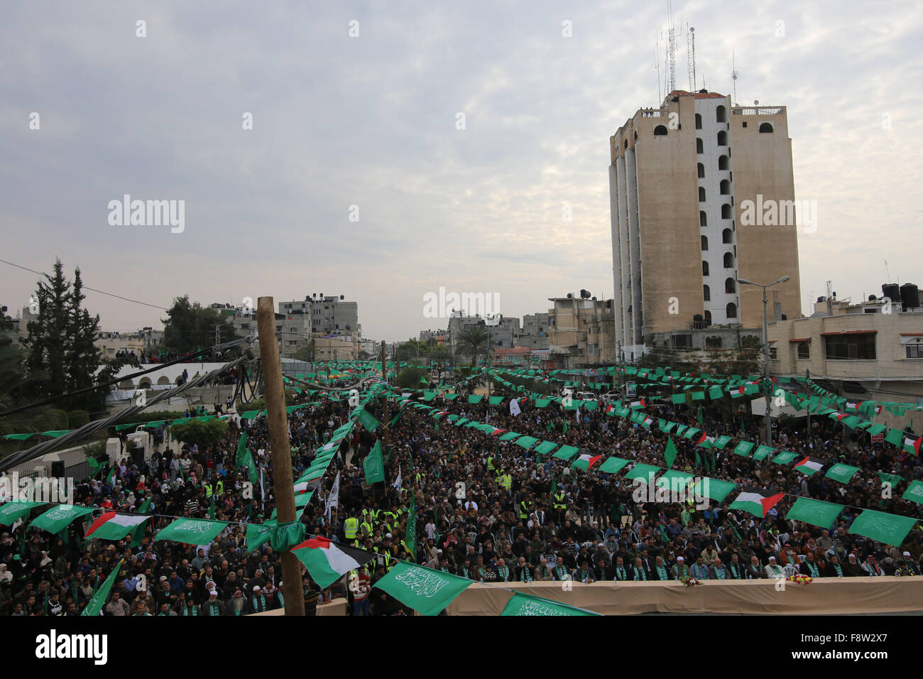 Gaza. 11. Dezember 2015. Palästinenser nehmen an einer Kundgebung anlässlich der 28. Jahrestag der Hamas Bewegung in den südlichen Gazastreifen Stadt des Khan Younis, Gründung am 11. Dezember 2015 Teil. © Khaled Omar/Xinhua/Alamy Live-Nachrichten Stockfoto