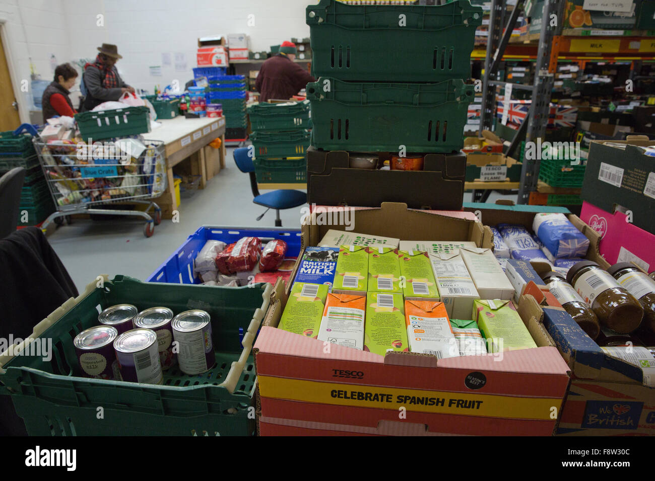 Slough, UK. 11. Dezember 2015. Freiwillige sortieren Lieferungen in Slough Tafel. Bildnachweis: Mark Kerrison/Alamy Live-Nachrichten Stockfoto