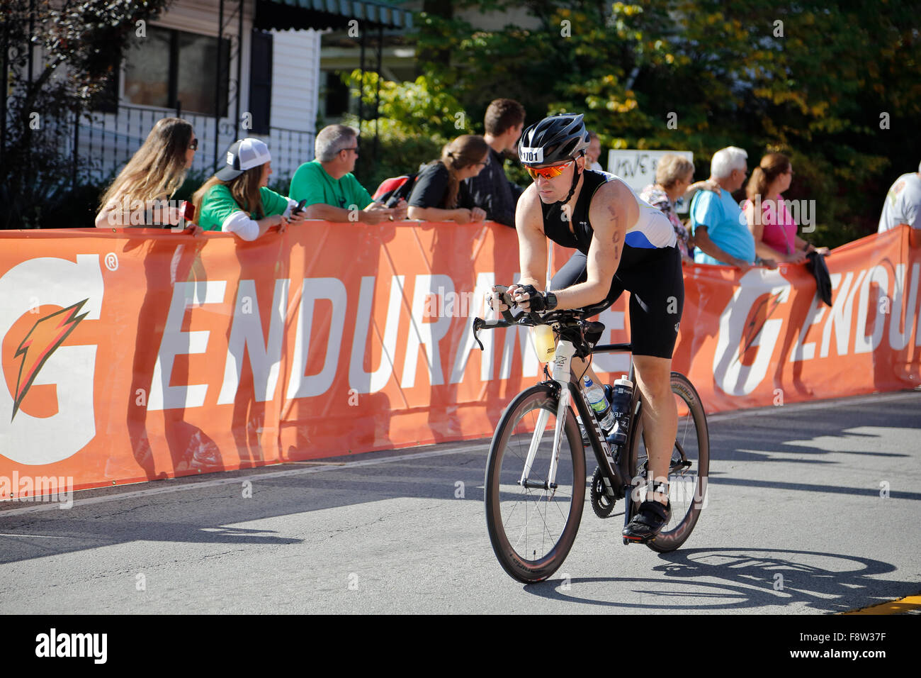 Radfahrer auf dem Fahrrad Rennen im Ironman-Triathlon Stockfoto