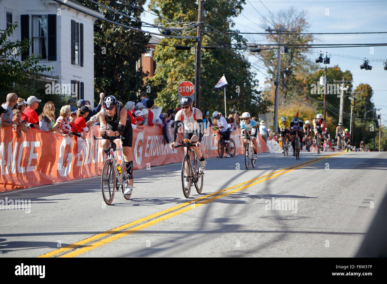 Radfahrer auf dem Fahrrad Rennen im Ironman-Triathlon Stockfoto