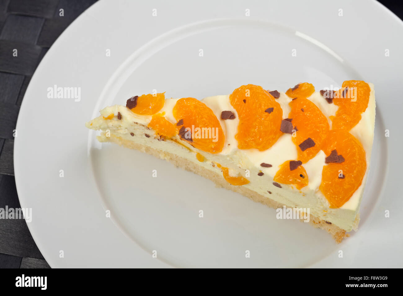 Mandarinen Creme Kuchen auf einem weißen Teller Stockfoto