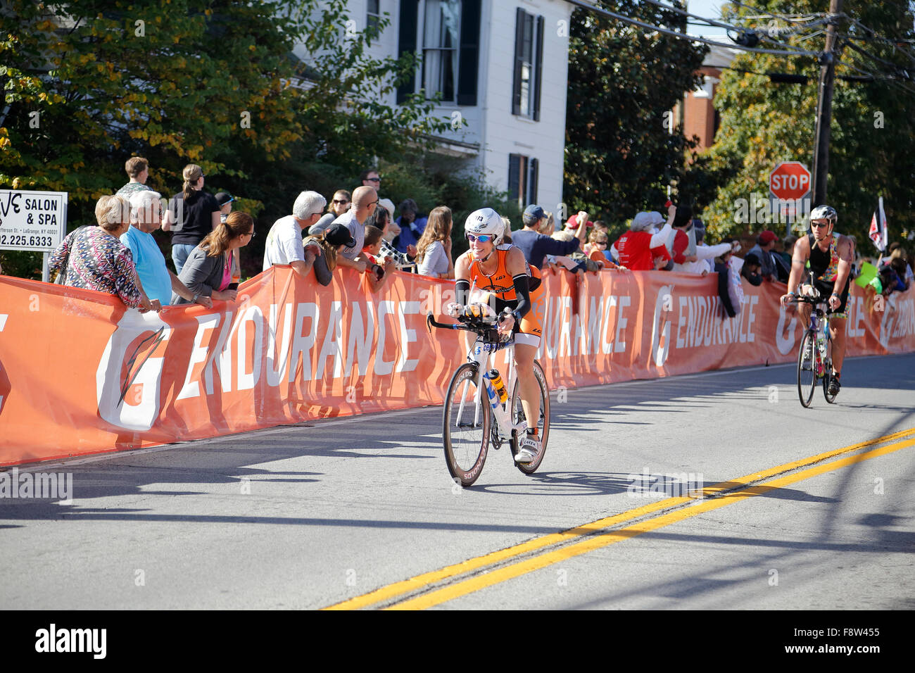 Radfahrer auf dem Fahrrad Rennen im Ironman-Triathlon Stockfoto