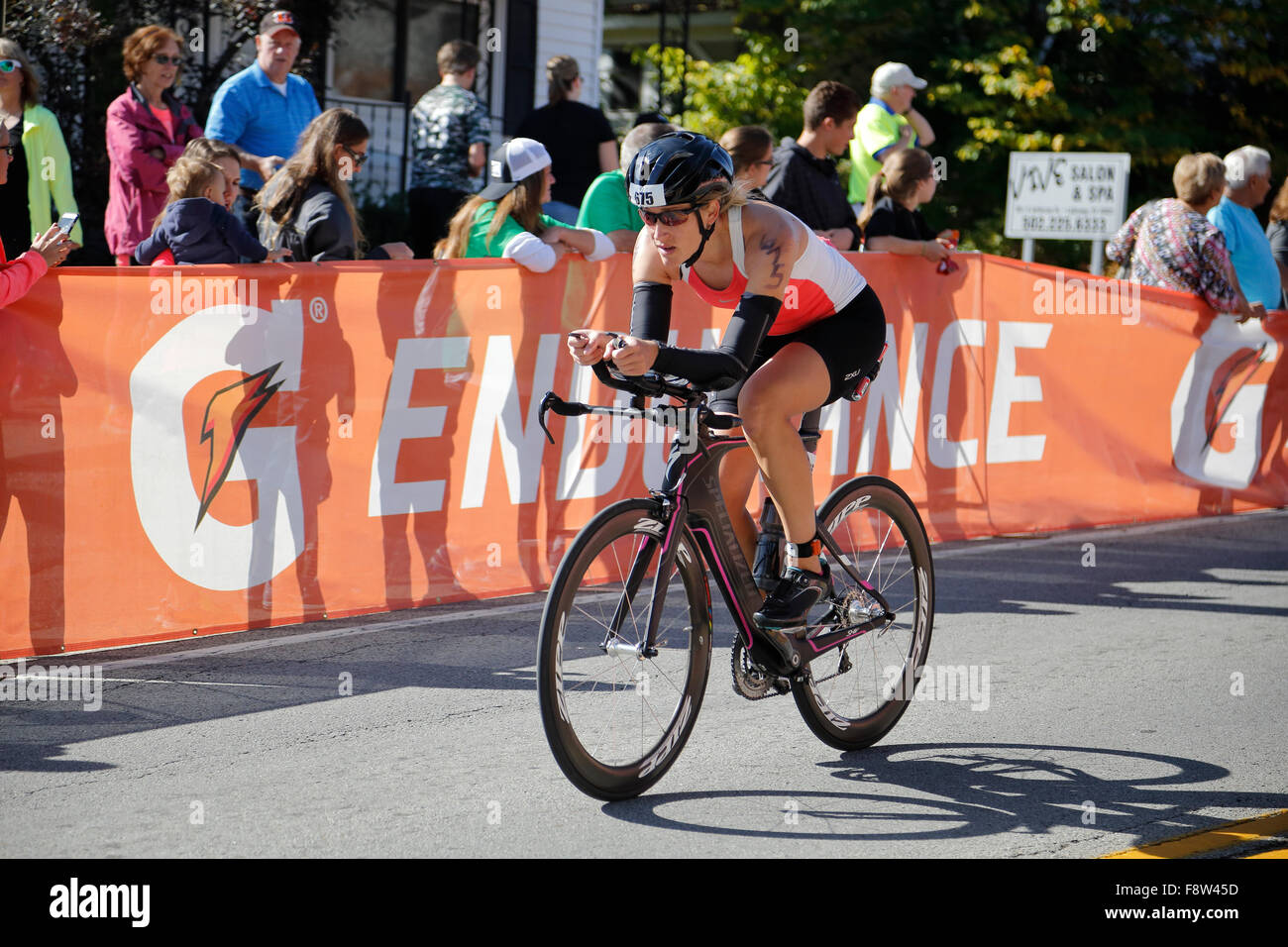 Radfahrer auf dem Fahrrad Rennen im Ironman-Triathlon Stockfoto