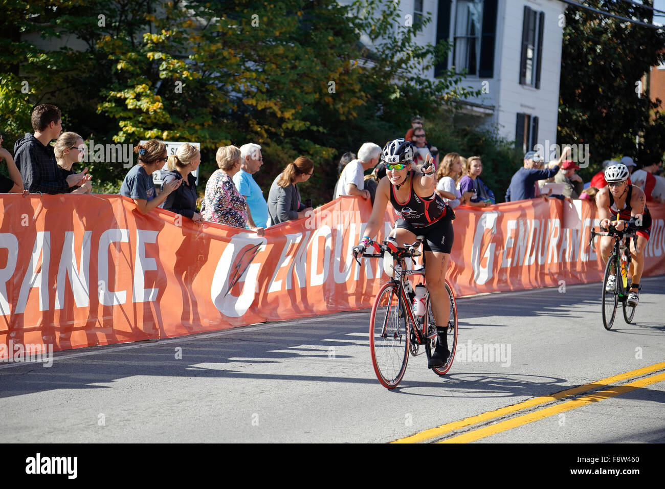Radfahrer auf dem Fahrrad Rennen im Ironman-Triathlon Stockfoto