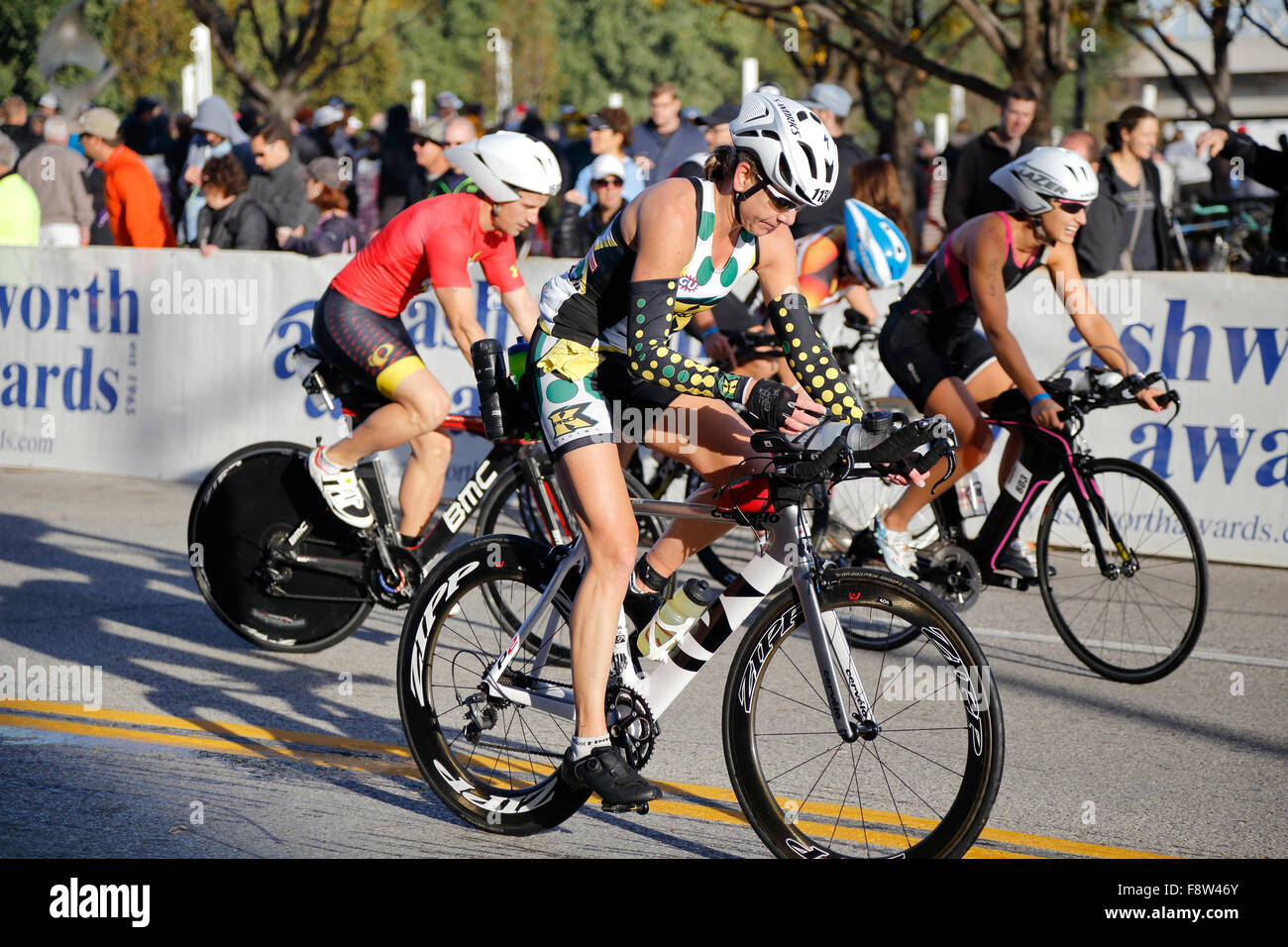Radfahrer auf dem Fahrrad Rennen im Ironman-Triathlon Stockfoto