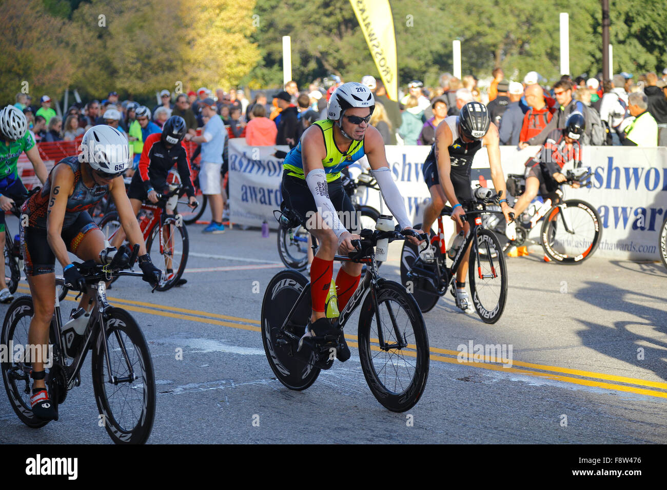 Radfahrer auf dem Fahrrad Rennen im Ironman-Triathlon Stockfoto