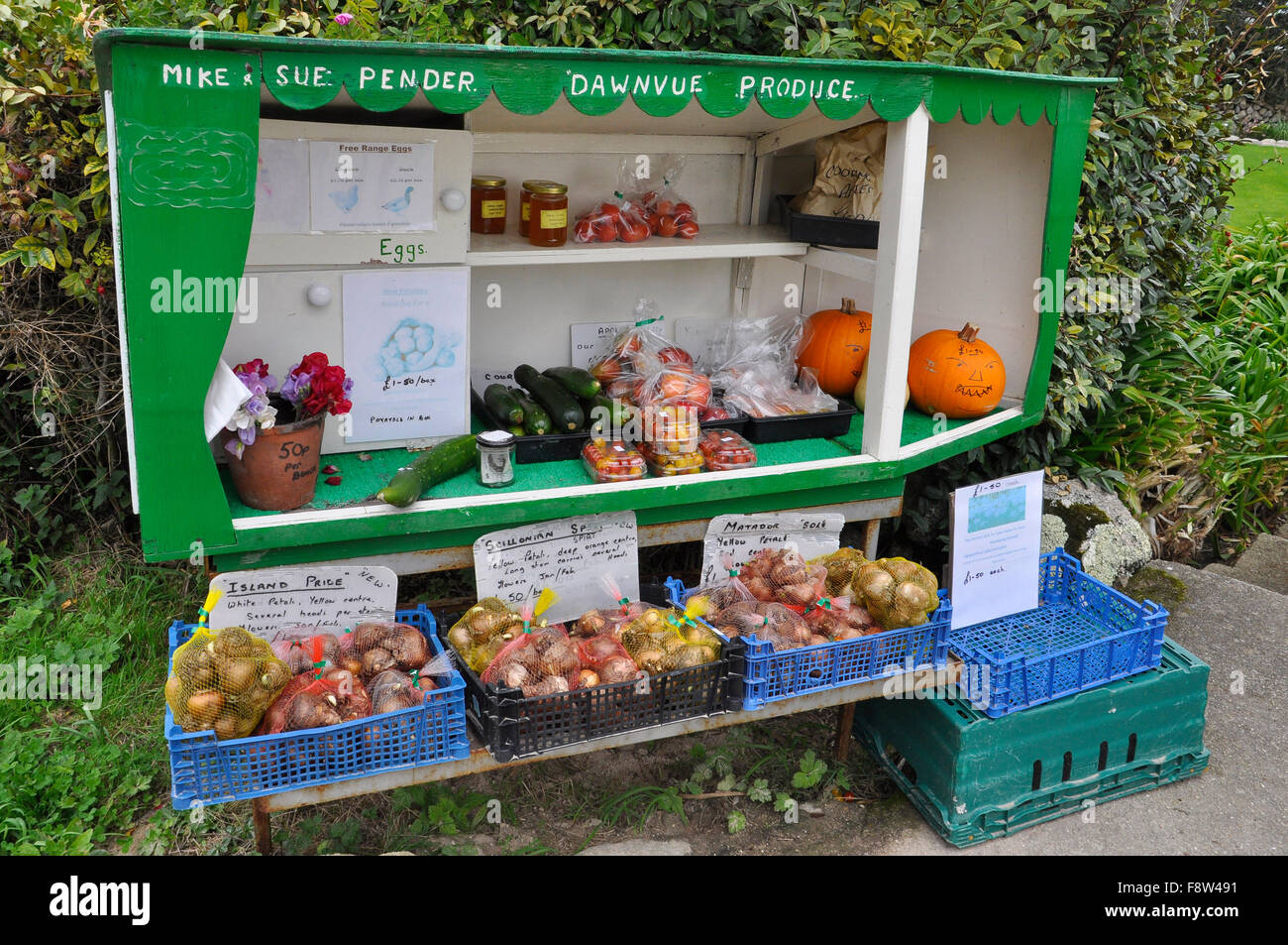 Produzieren Stall, mit Ehrlichkeit Box für Zahlung, außerhalb kleinbäuerliche Betriebe auf Bryer, Isles of Scilly Cornwall UK Stockfoto