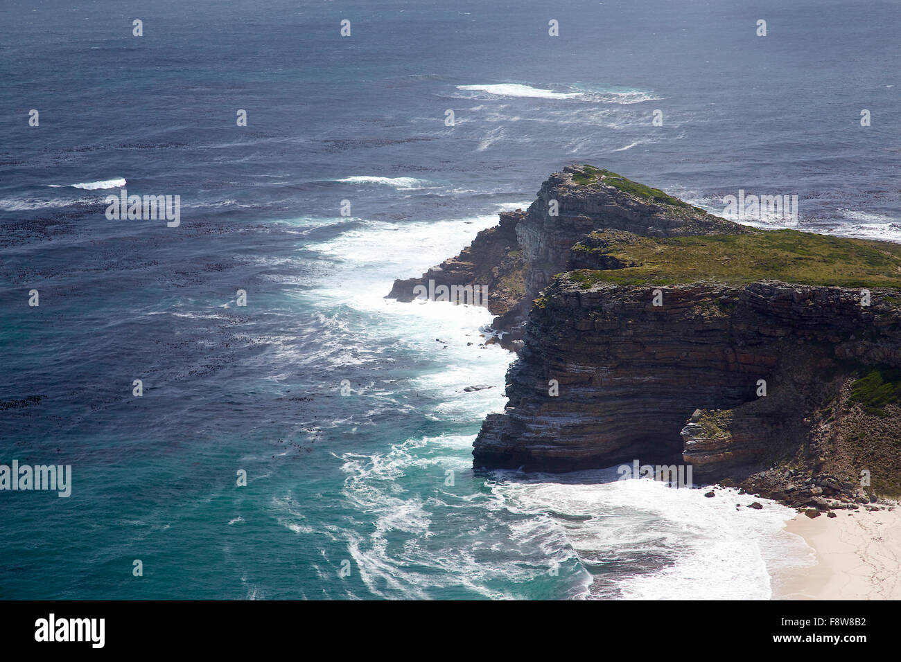 Eine Klippe am Atlantischen Ozean von einem Höhepunkt am Cape Point in Südafrika gesehen Stockfoto