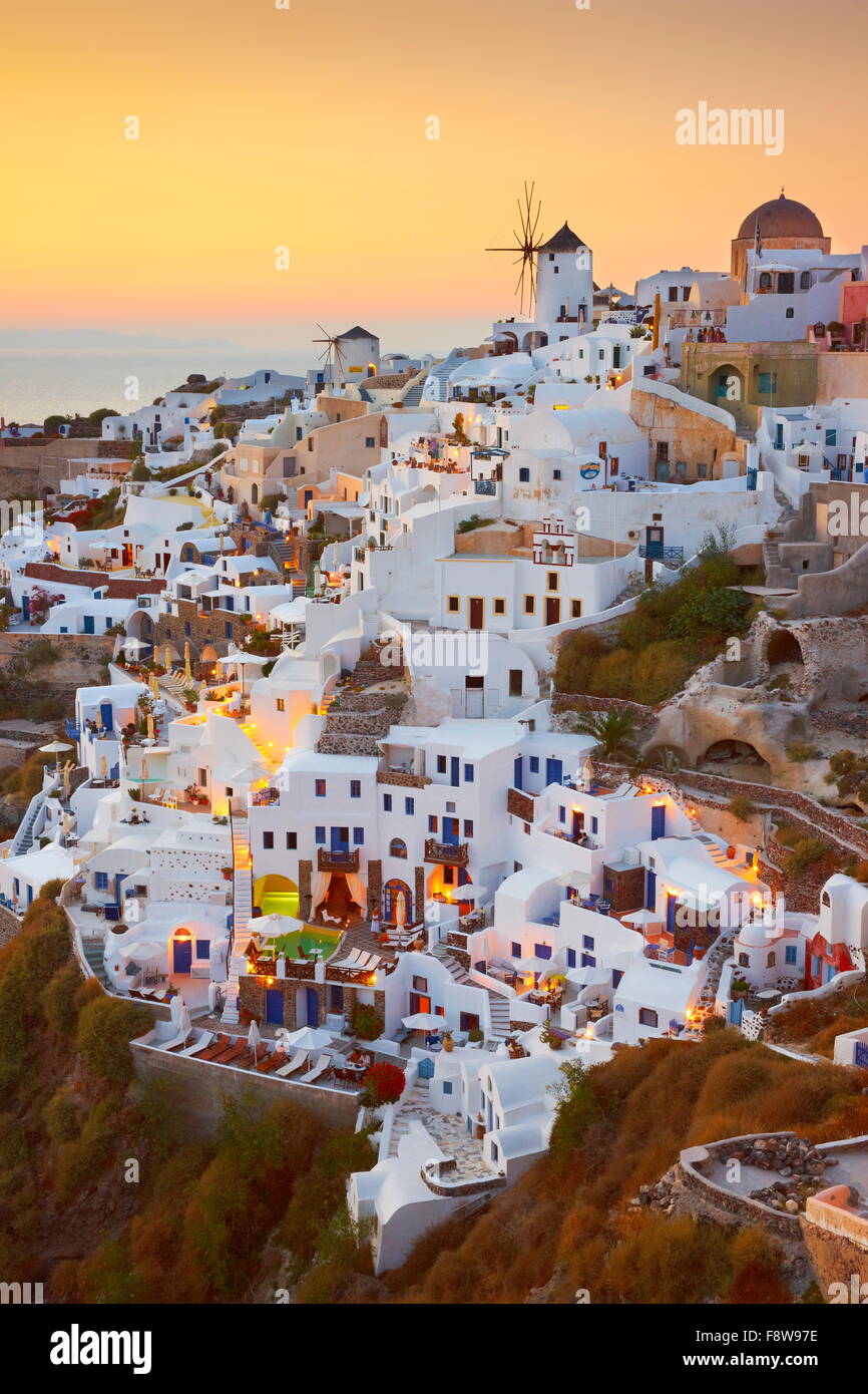 Santorini - weiße Häuser und Windmühlen bei Sonnenuntergang, Oia, Griechenland Stockfoto