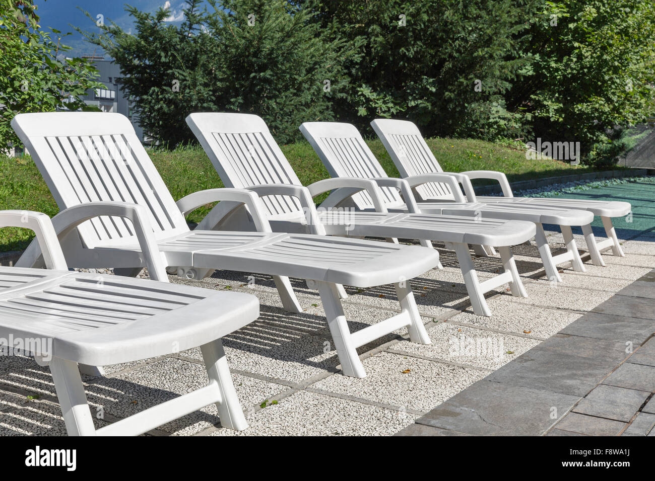 Lounge liegen hintereinander in der Nähe von Freibad im Freizeitzentrum, Nahaufnahme Stockfoto