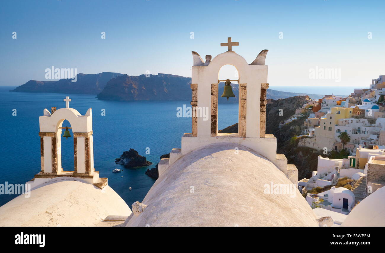 Santorini-Landschaft mit weißen Glockenturm der Kirche und das Meer im Hintergrund - Stadt Oia, Santorin, Kykladen, Griechenland Stockfoto