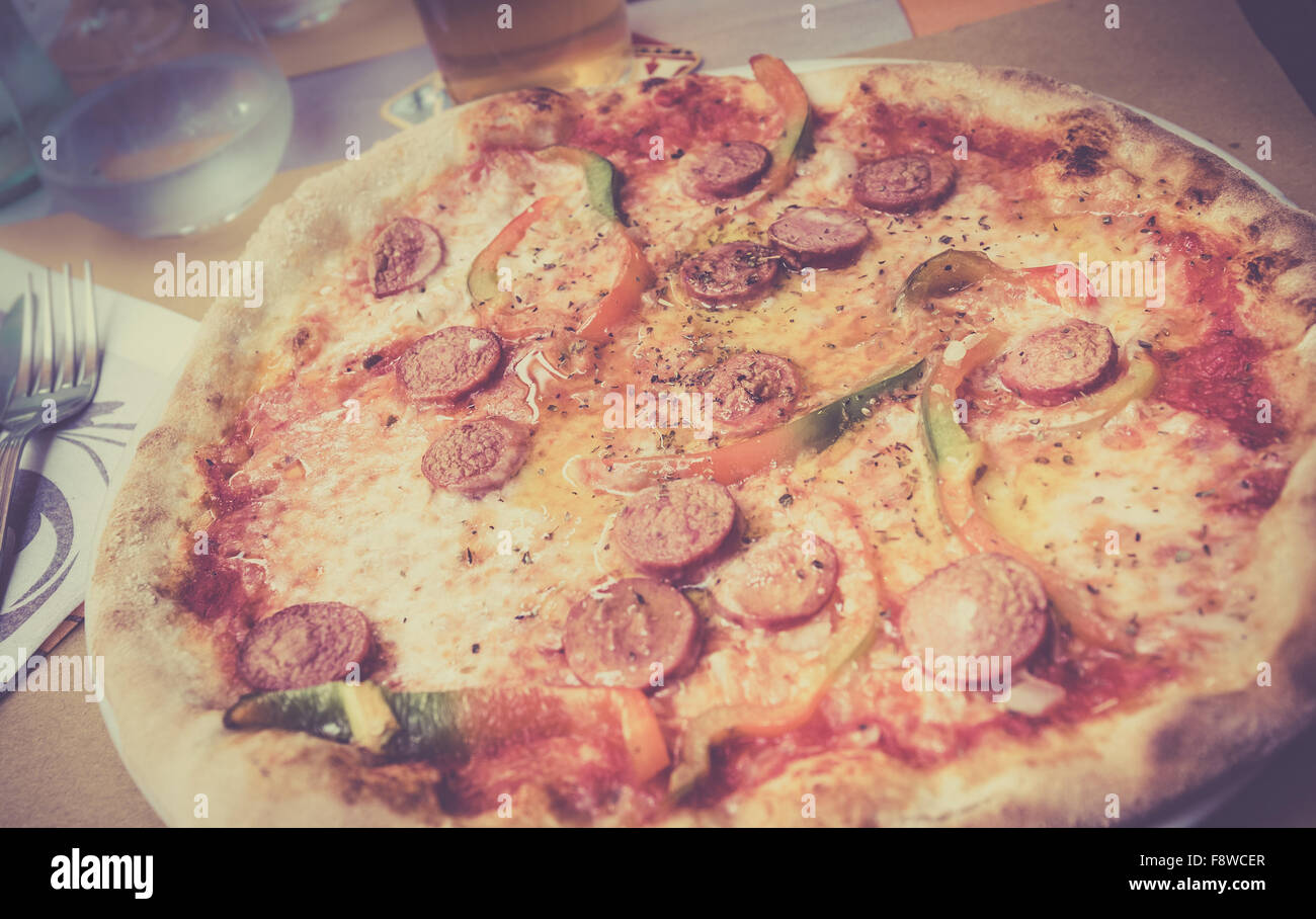 Echte italienische Salami Pizza im toskanischen restaurant Stockfoto