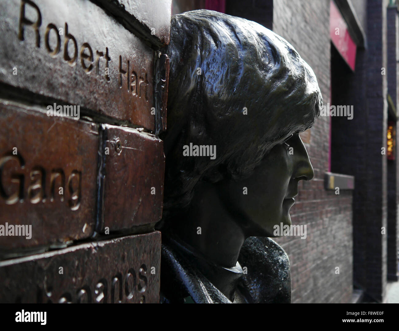 Ein Bild von der Statue von John Lennon in Liverpool an die Wand gelehnt Stockfoto