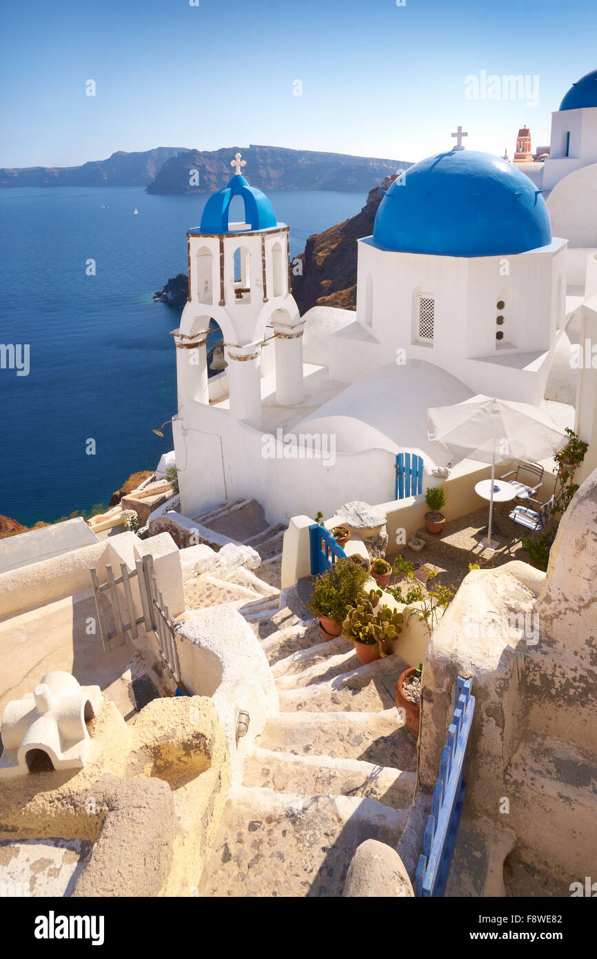 Santorini Caldera Landschaft mit griechischen weißen Kirche mit Blick auf das Meer, Stadt Oia, Santorin, Griechenland Stockfoto