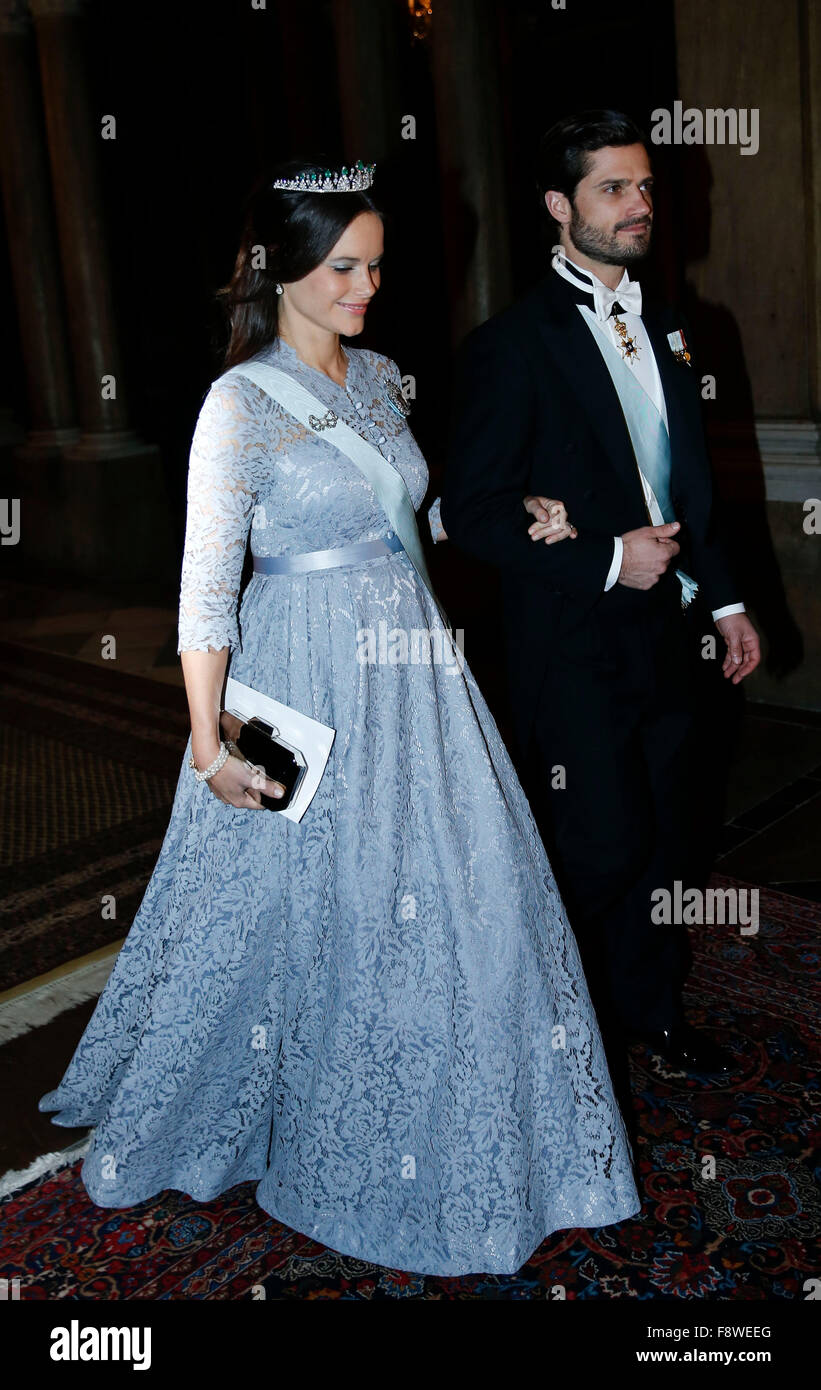 Stockholm, Schweden. 11. Dezember 2015. Schwedens Prinz Carl Philip und seine Frau Prinzessin Sofia besuchen die königliche Bankett für Nobelpreisträger im königlichen Palast in Stockholm, Schweden, 11. Dezember 2015. Bildnachweis: Ye Pingfan/Xinhua/Alamy Live-Nachrichten Stockfoto