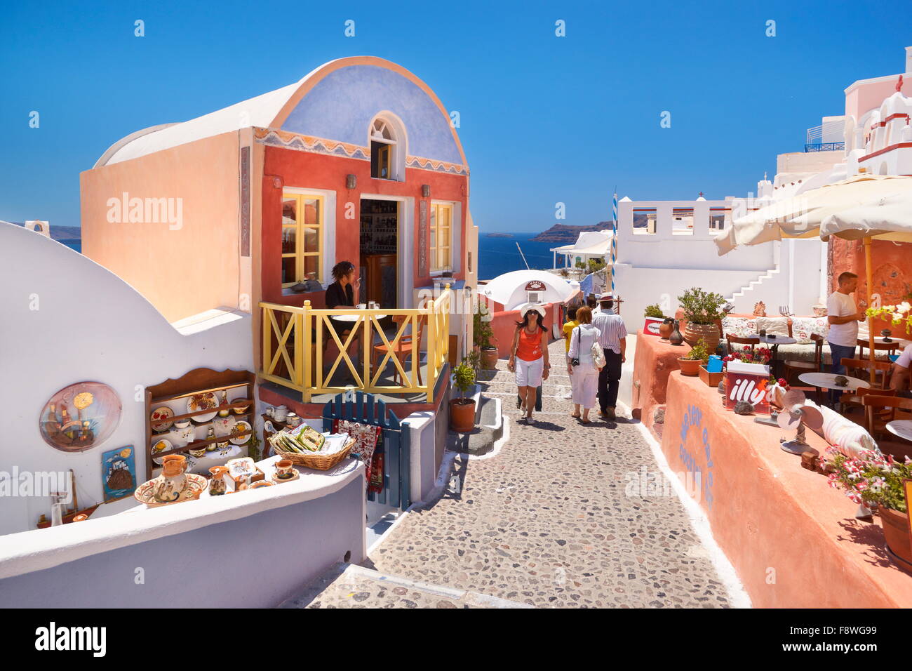 Touristischen Erkundung Griechisch Oia Stadt, Santorin, Kykladen, Griechenland Stockfoto
