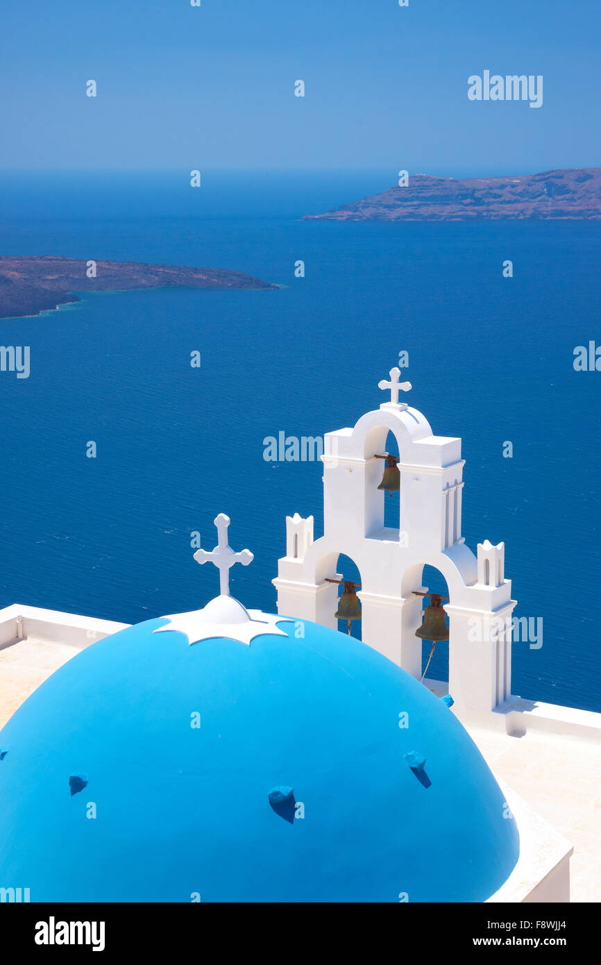 Griechische Kirche mit blauer Kuppel und weißen Glockenturm mit Blick auf das Meer, Thira (Fira) Stadt, Santorin, Kykladen, Griechenland Stockfoto
