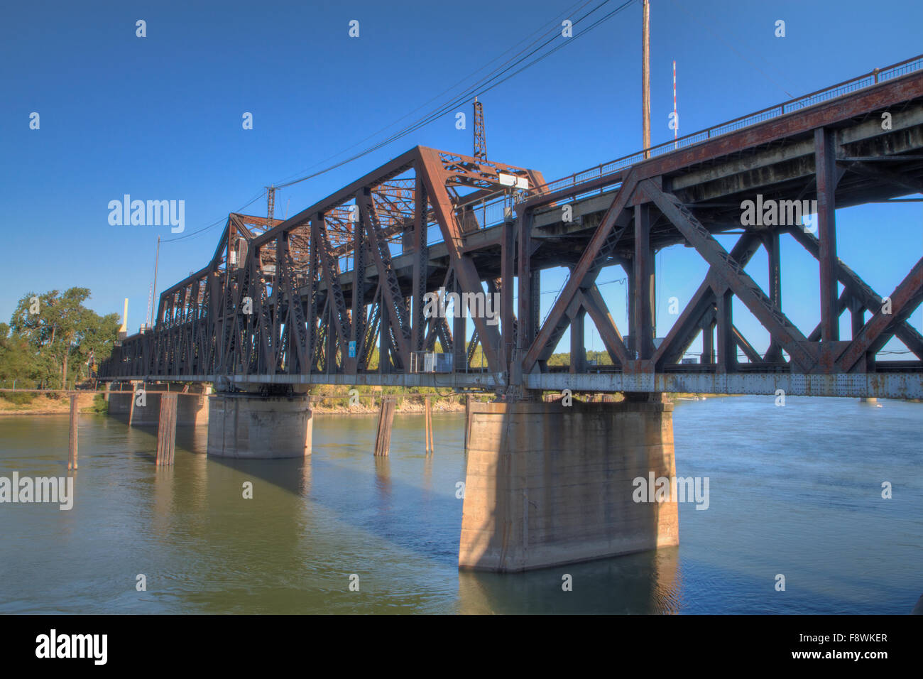 Alte rostige Eisenbahnbrücke weit Stockfoto