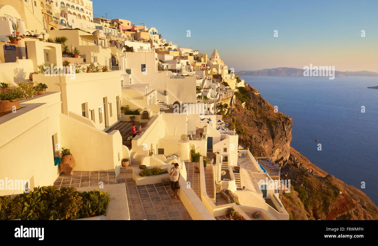 Thira (Kapital Stadt von Santorini) - weiße Häuser gebaut auf dem vulkanischen Felsen, Santorin, Kykladen, Griechenland Stockfoto