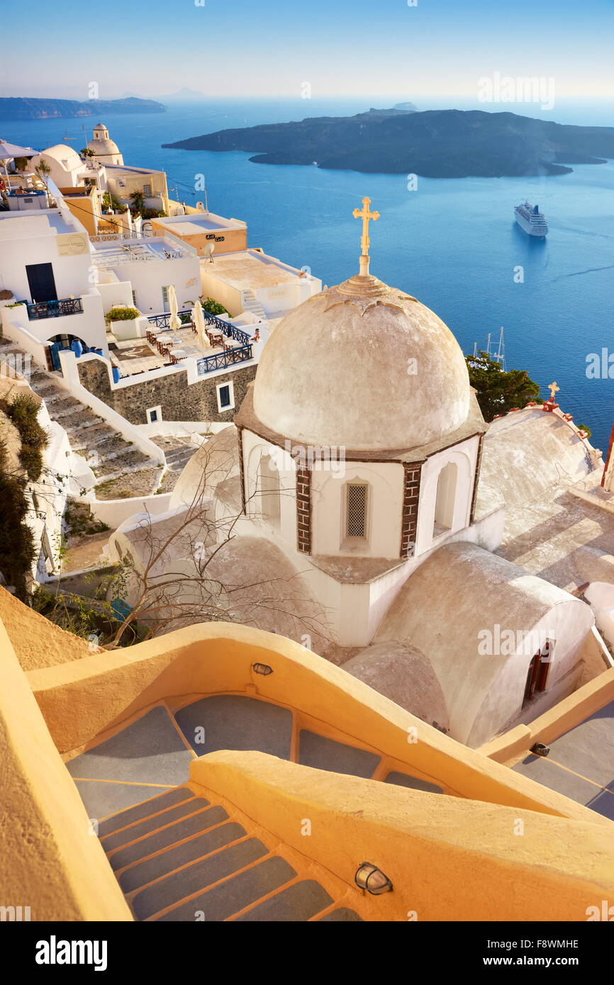 Santorin - Thira (Hauptstadt) - griechische weiße Kirche mit Blick auf die Ägäis, Griechenland Stockfoto