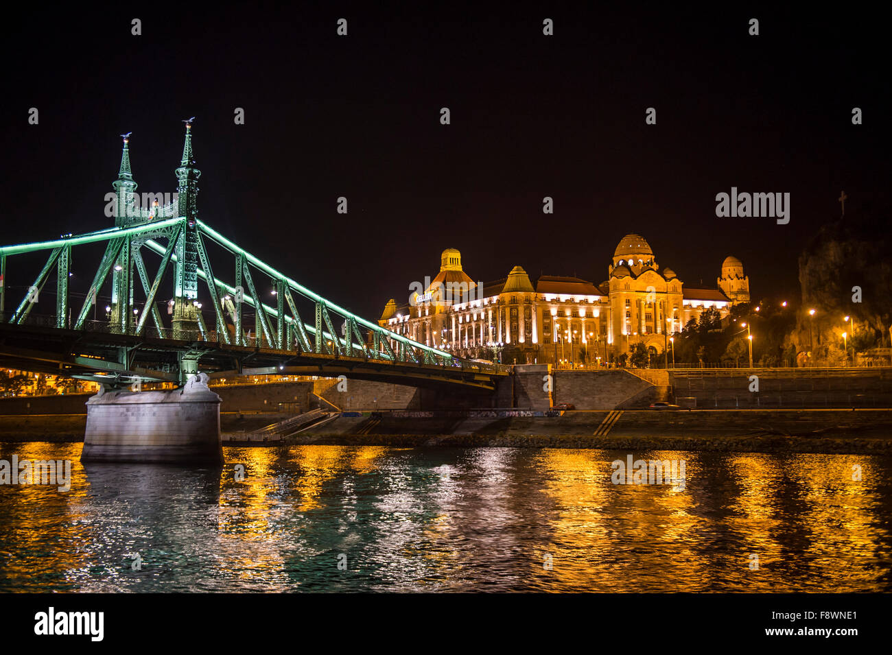 Beleuchtete Brücke und das Gellert-Hotel in der Nacht, Budapest, Ungarn Stockfoto