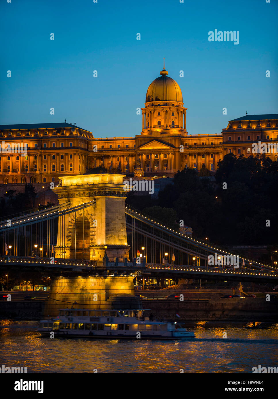 Budaer Burg und alte Kettenbrücke in der Abenddämmerung, Budapest, Ungarn Stockfoto