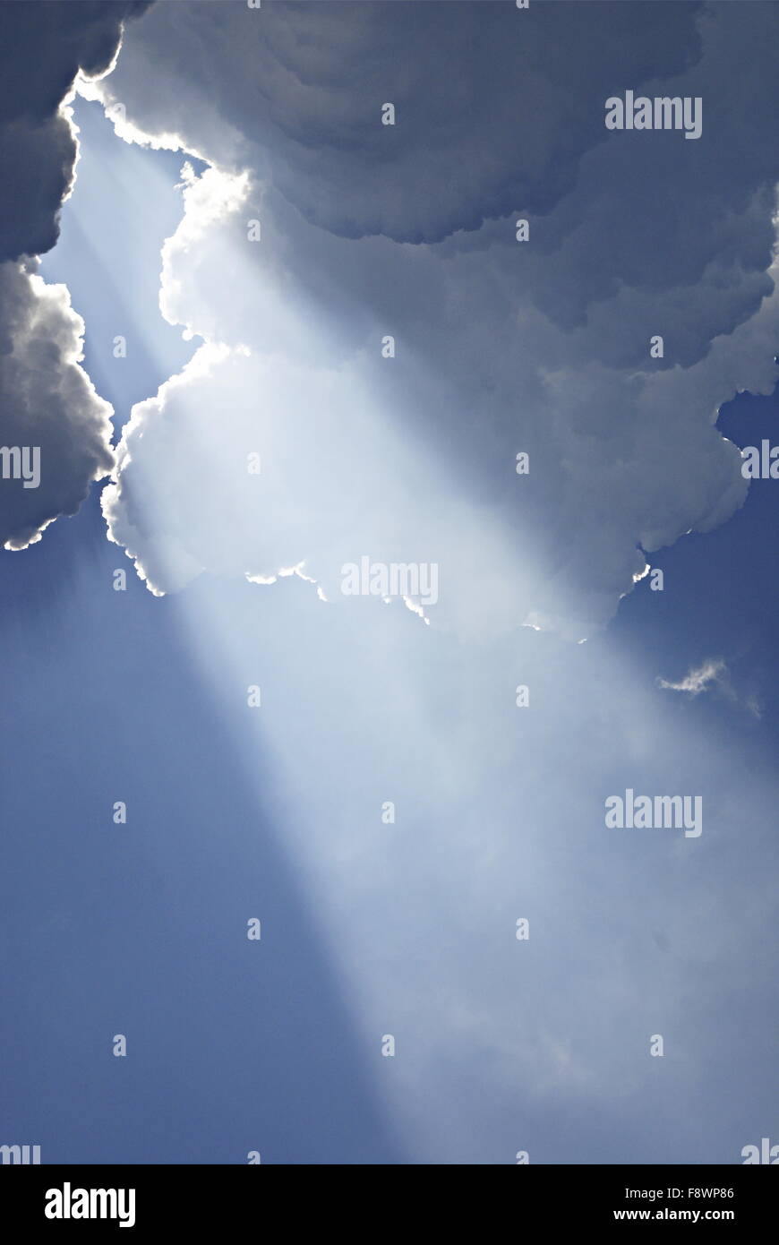 Sunburst Licht von dunklen Sommerwolken Stockfoto