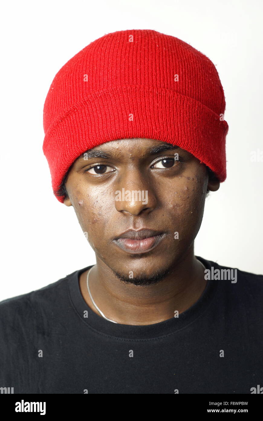 Schweren indischen Mann Porträt mit roter Mütze Hut auf weiß Stockfoto