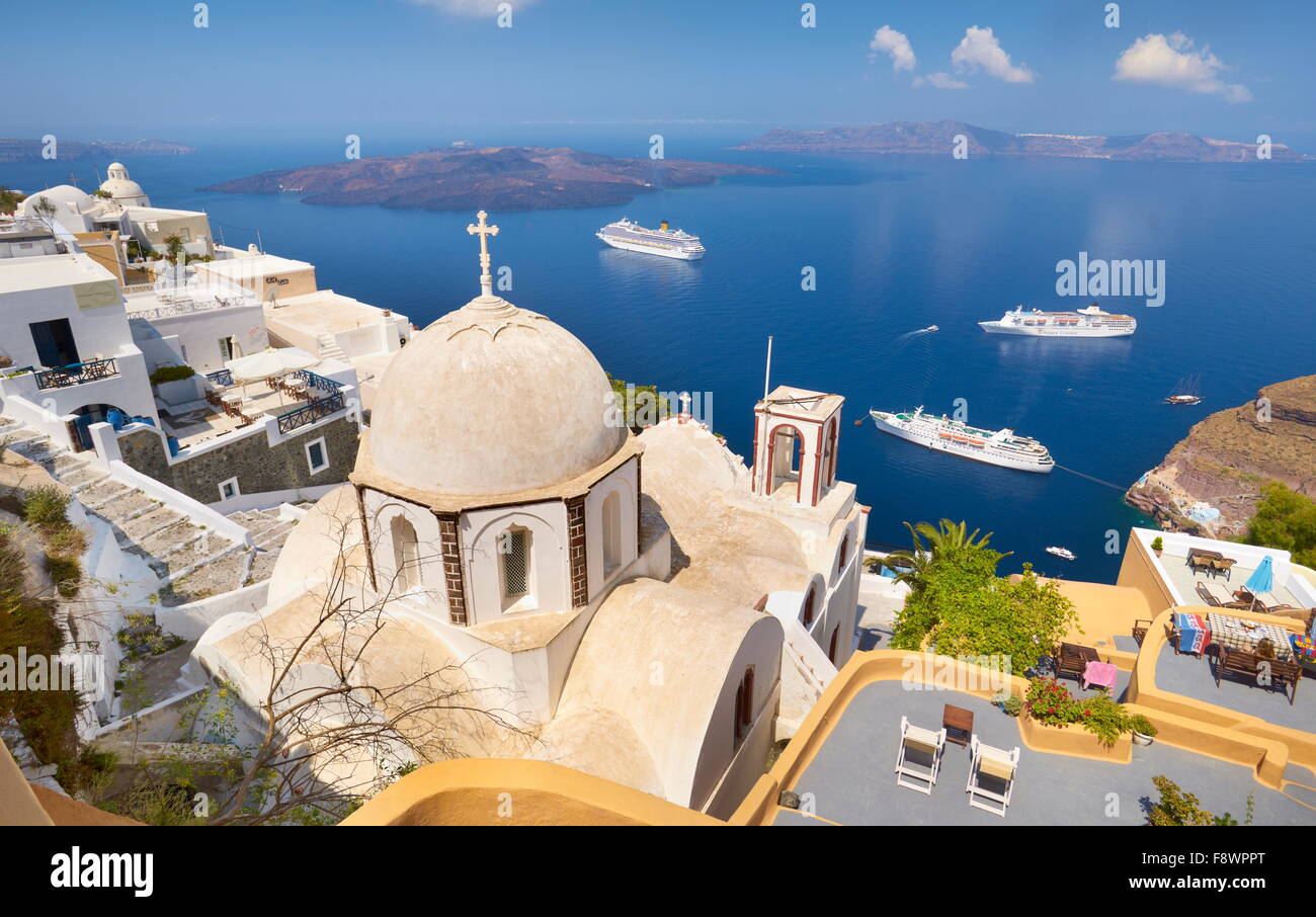 Thira (Kapital Stadt von Santorini) - griechische weiße Kirche mit Blick auf das Kreuzfahrtschiff am Ägäischen Meer, Insel Santorin, Griechenland Stockfoto