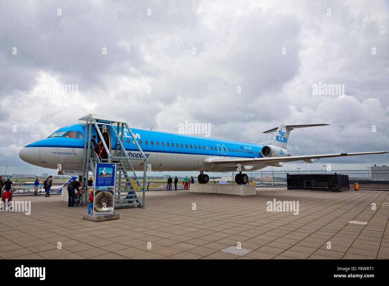 AMSTERDAM - 23. Juni 2013: KLM Cityhopper Fokker 100 Flugzeuge, geändert, um eine Anzeige-Ausstellung in Amsterdam Flughafen Schipho Stockfoto