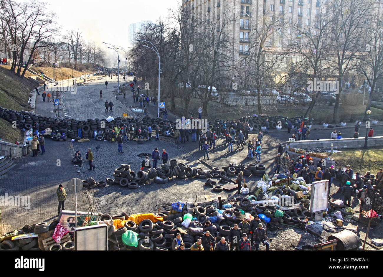 Kiew, UKRAINE - 21. Februar 2014: Barrikaden auf Institutska Straße während der Proteste gegen die Regierung in Kiew Stockfoto