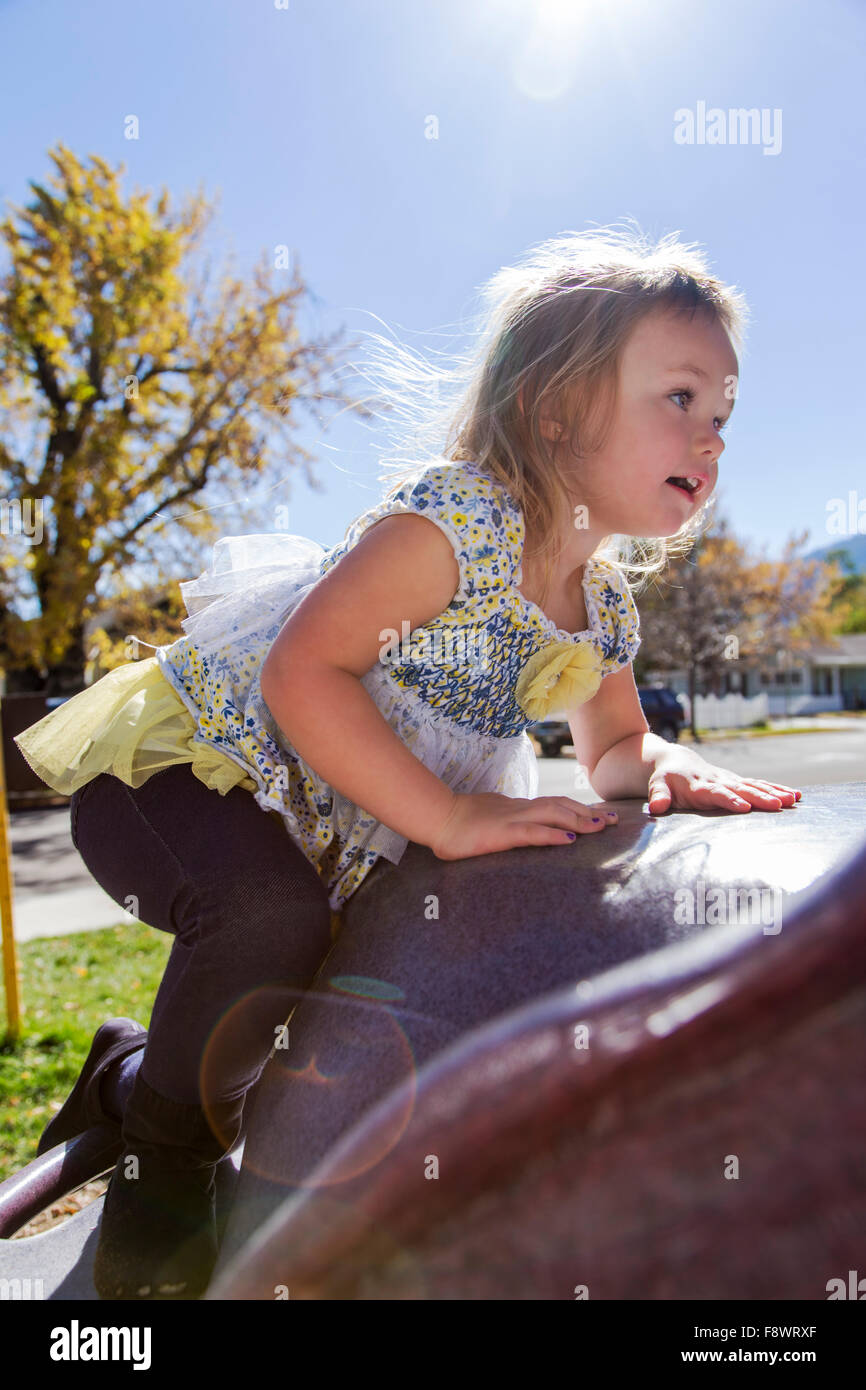 Vier Jahre alten Mädchen spielen im Freien auf einem Klettergerüst in einem park Stockfoto