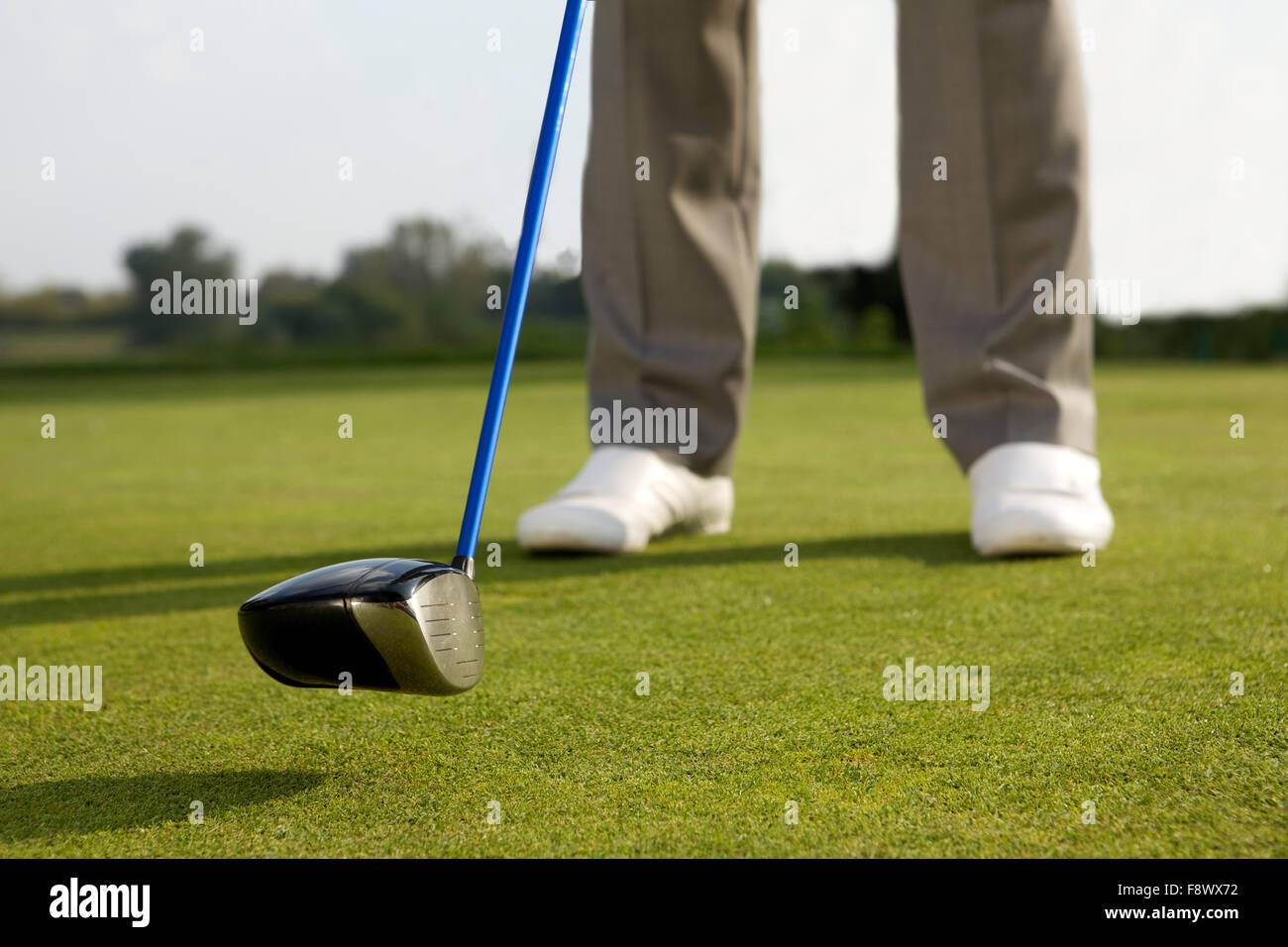 Person hält Golf Stock, niedrige Abschnitt Stockfoto